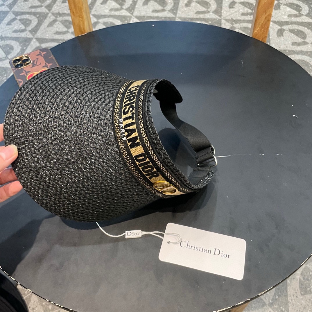  迪奥 Dior 春夏编织空顶草帽
那么多人喜欢不是没有原因的!!
好戴不勒头 发箍式的空顶帽
看上去小