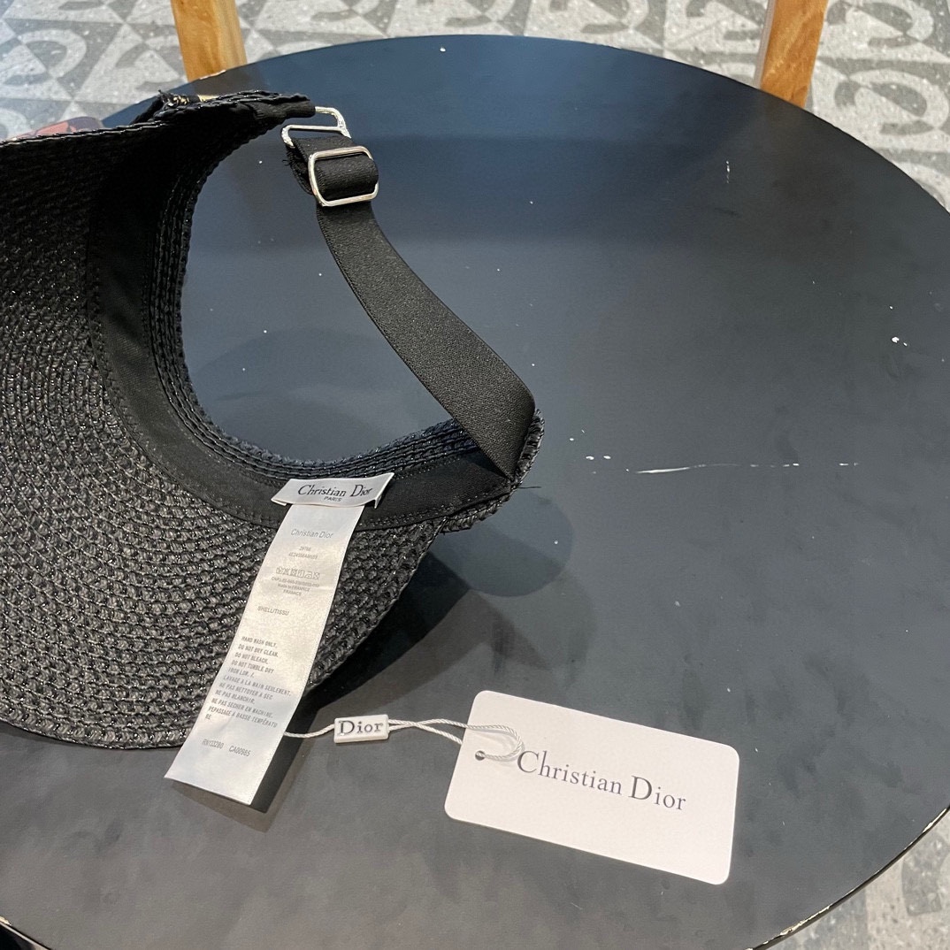  迪奥 Dior 春夏编织空顶草帽
那么多人喜欢不是没有原因的!!
好戴不勒头 发箍式的空顶帽
看上去小