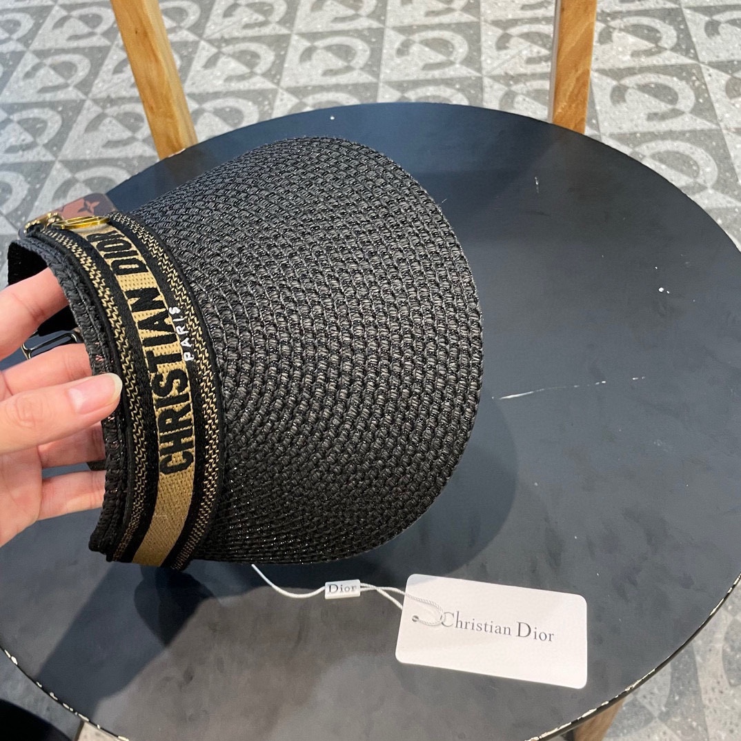  迪奥 Dior 春夏编织空顶草帽
那么多人喜欢不是没有原因的!!
好戴不勒头 发箍式的空顶帽
看上去小