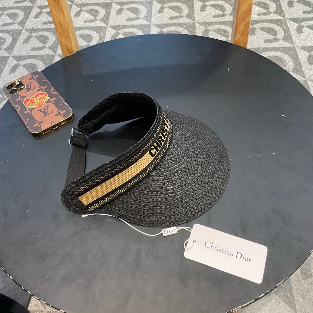  迪奥 Dior 春夏编织空顶草帽
那么多人喜欢不是没有原因的!!
好戴不勒头 发箍式的空顶帽
看上去小