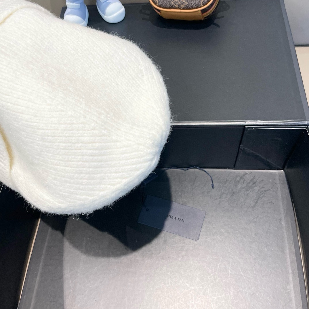  普拉达 Prada 🫓最新三角标 针织帽毛线帽女宽松冷帽，秋冬季保暖加厚 新款护耳针织帽