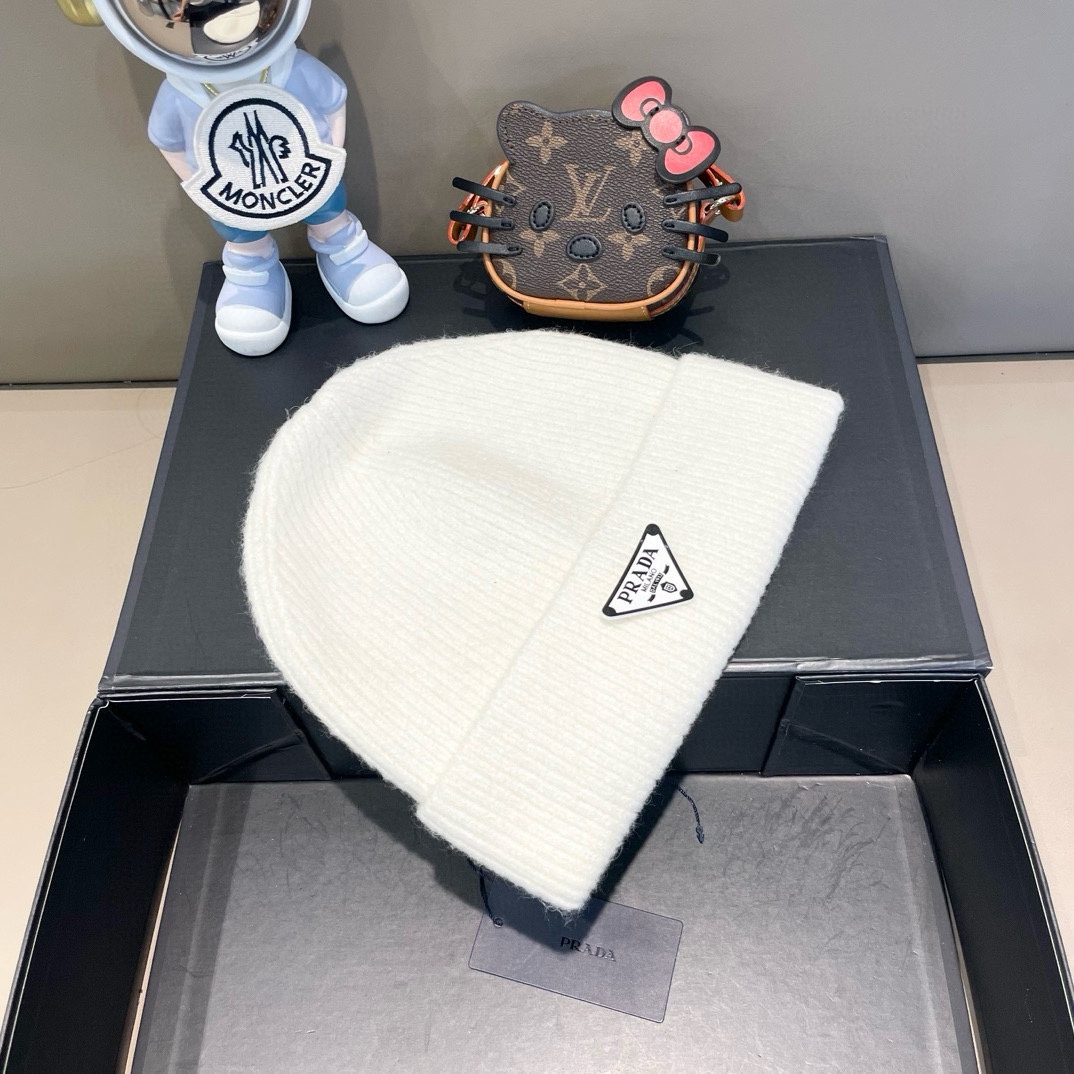  普拉达 Prada 🫓最新三角标 针织帽毛线帽女宽松冷帽，秋冬季保暖加厚 新款护耳针织帽