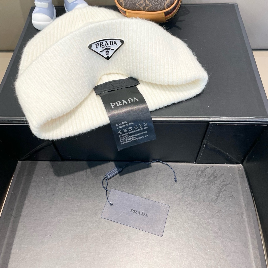  普拉达 Prada 🫓最新三角标 针织帽毛线帽女宽松冷帽，秋冬季保暖加厚 新款护耳针织帽