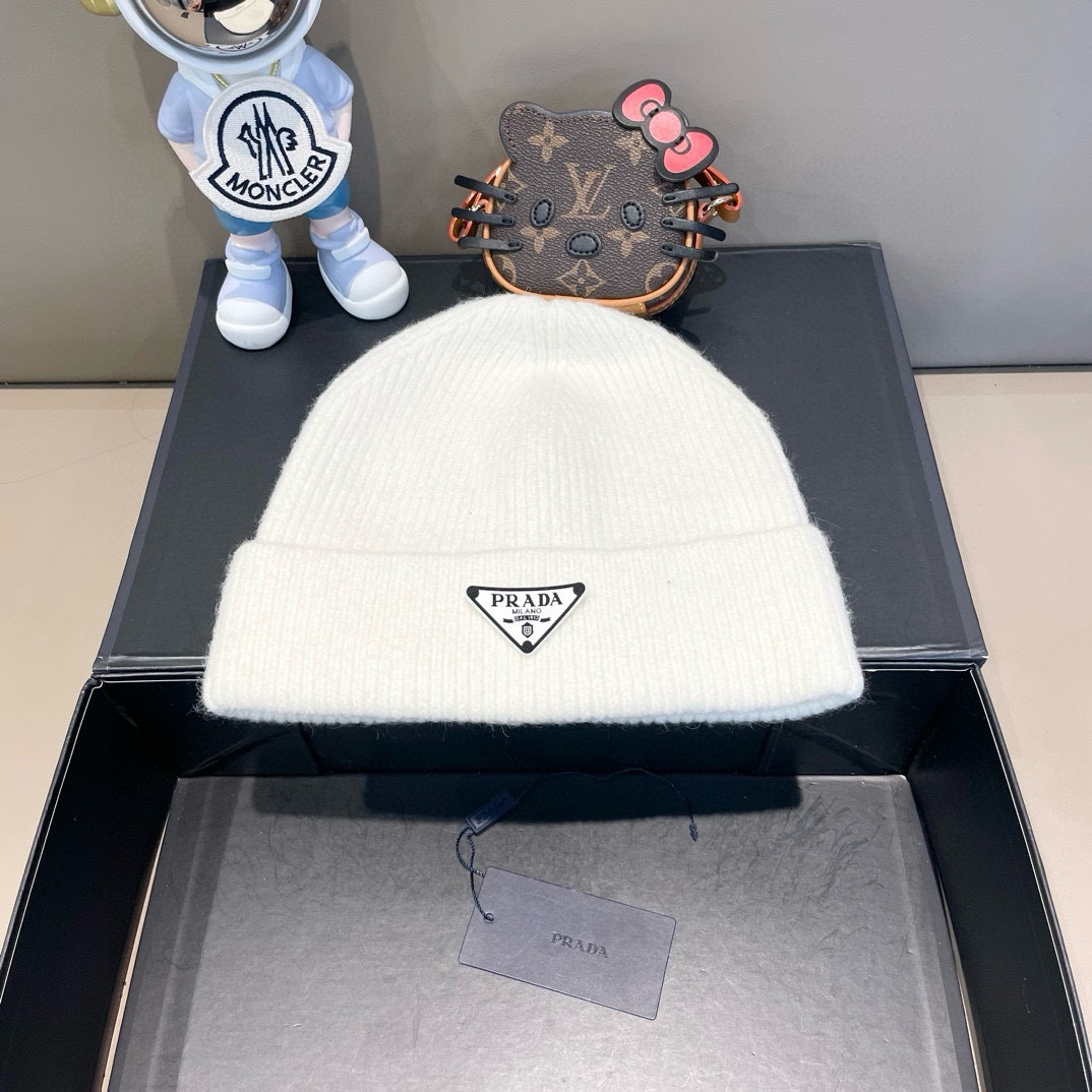  普拉达 Prada 🫓最新三角标 针织帽毛线帽女宽松冷帽，秋冬季保暖加厚 新款护耳针织帽