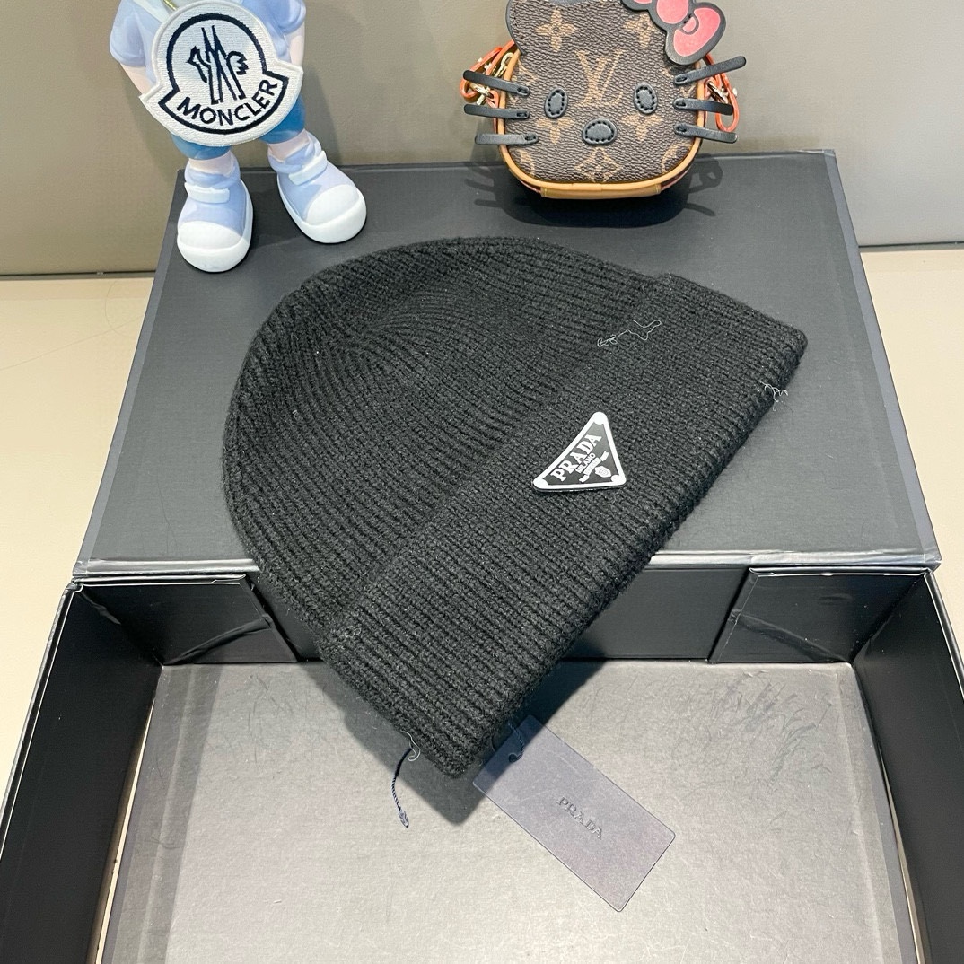  普拉达 Prada 🫓最新三角标 针织帽毛线帽女宽松冷帽，秋冬季保暖加厚 新款护耳针织帽