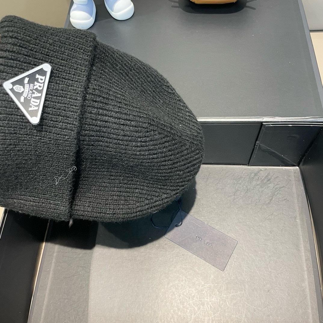  普拉达 Prada 🫓最新三角标 针织帽毛线帽女宽松冷帽，秋冬季保暖加厚 新款护耳针织帽