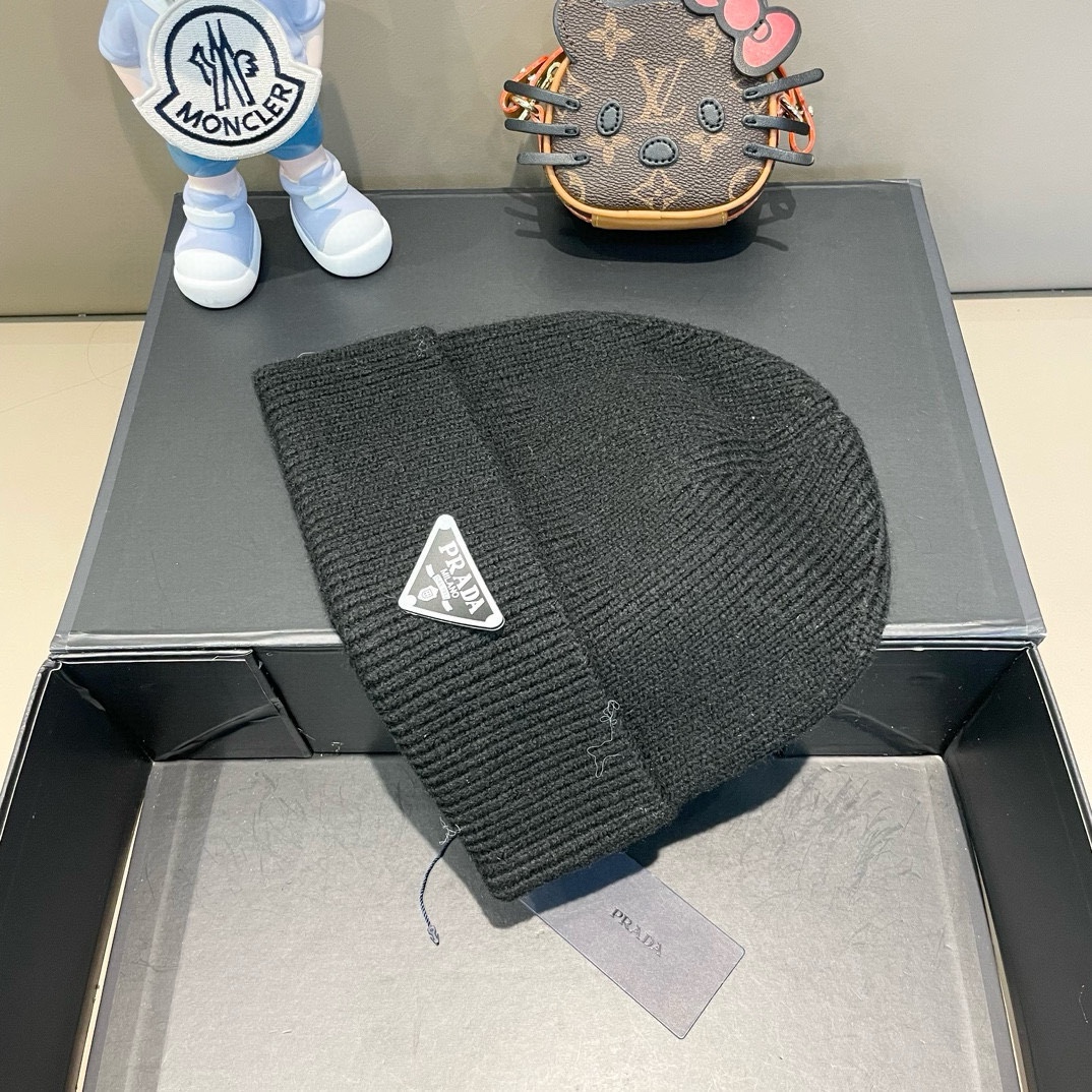  普拉达 Prada 🫓最新三角标 针织帽毛线帽女宽松冷帽，秋冬季保暖加厚 新款护耳针织帽