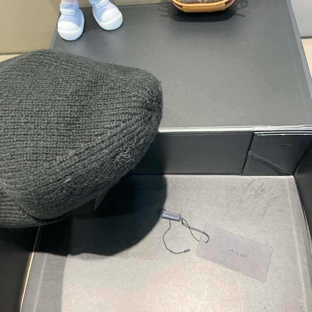  普拉达 Prada 🫓最新三角标 针织帽毛线帽女宽松冷帽，秋冬季保暖加厚 新款护耳针织帽