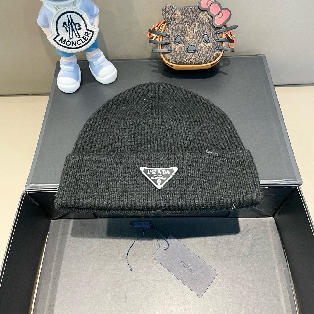 NO:362783,Prada Prada latest triangle logo knitted hat wool hat women loose cold hat, autumn and winter warm and thickened new ear protection knit hat straw hat fisherman hat baseball hat knit hat, hat, prada, prada, espadrilles, hats普拉达 Prada 最新三角标 针织帽毛线帽女宽松冷帽,秋冬季保暖加厚 新款护耳针织帽帽子草帽渔夫帽棒球帽针织帽,帽子,prada,prada,espadrilles,hats,hat