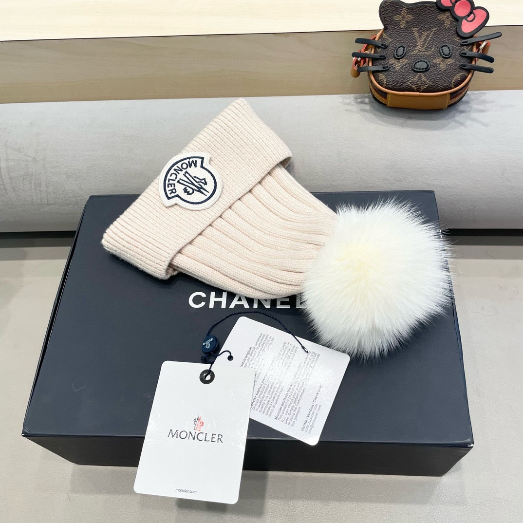  蒙口 带球针织毛线帽！小姐姐的冬日最爱～随便搭配什么衣服都好看！又减龄又显可爱的一款～颜色很多，随心百