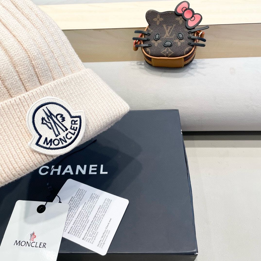  蒙口 带球针织毛线帽！小姐姐的冬日最爱～随便搭配什么衣服都好看！又减龄又显可爱的一款～颜色很多，随心百