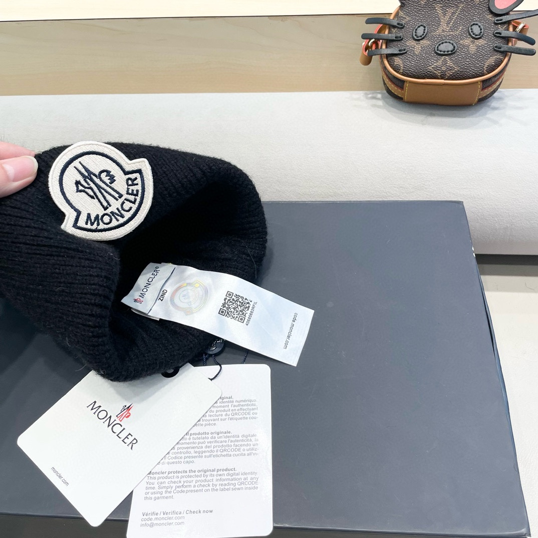  蒙口 带球针织毛线帽！小姐姐的冬日最爱～随便搭配什么衣服都好看！又减龄又显可爱的一款～颜色很多，随心百