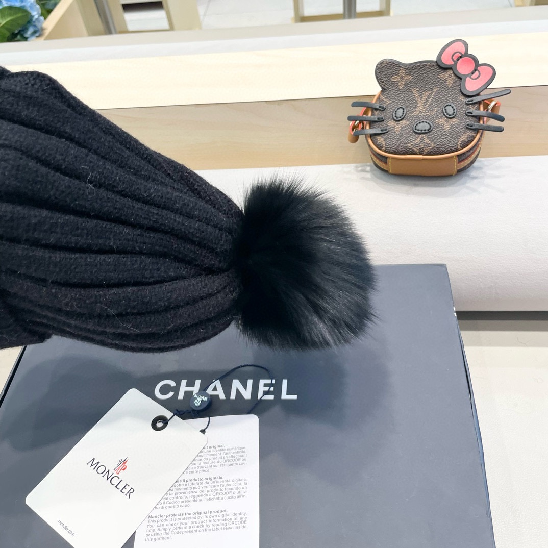  蒙口 带球针织毛线帽！小姐姐的冬日最爱～随便搭配什么衣服都好看！又减龄又显可爱的一款～颜色很多，随心百