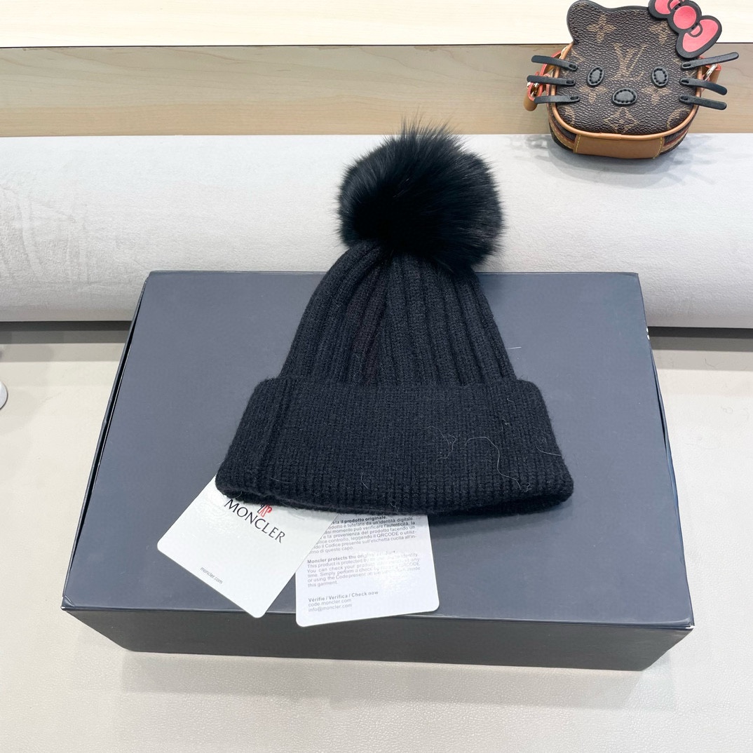  蒙口 带球针织毛线帽！小姐姐的冬日最爱～随便搭配什么衣服都好看！又减龄又显可爱的一款～颜色很多，随心百