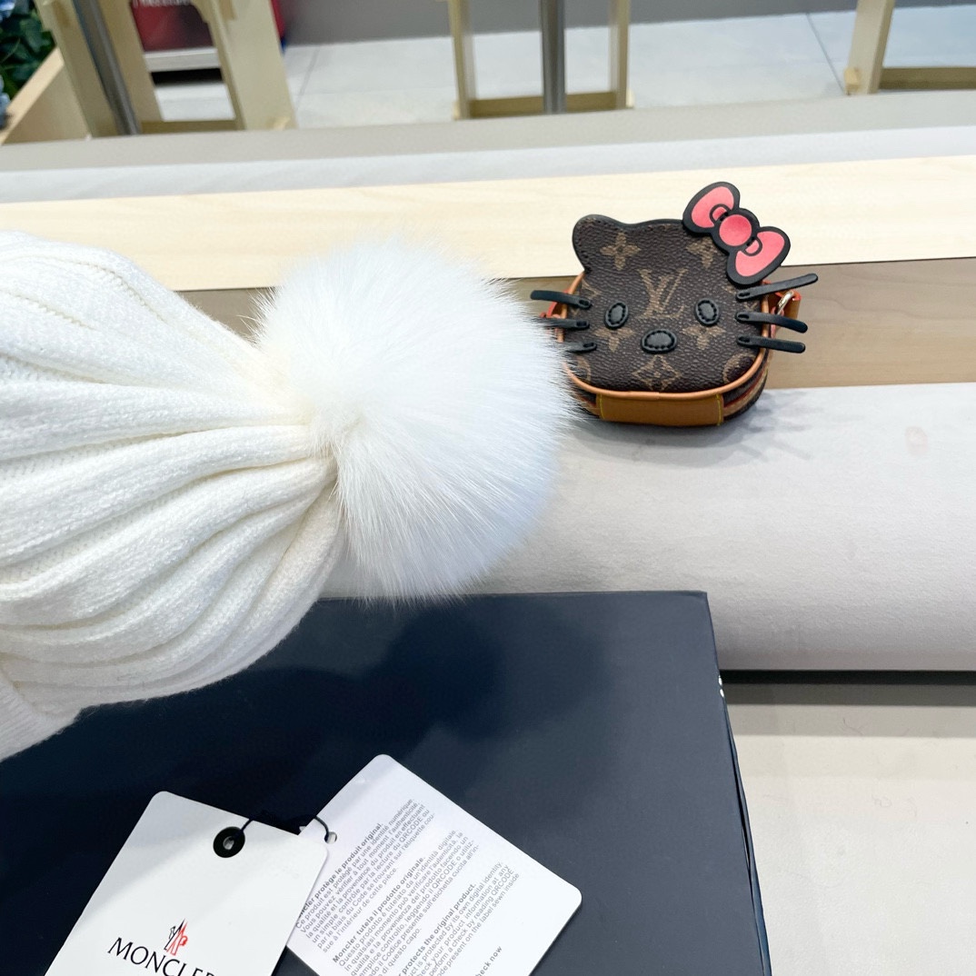  蒙口 带球针织毛线帽！小姐姐的冬日最爱～随便搭配什么衣服都好看！又减龄又显可爱的一款～颜色很多，随心百