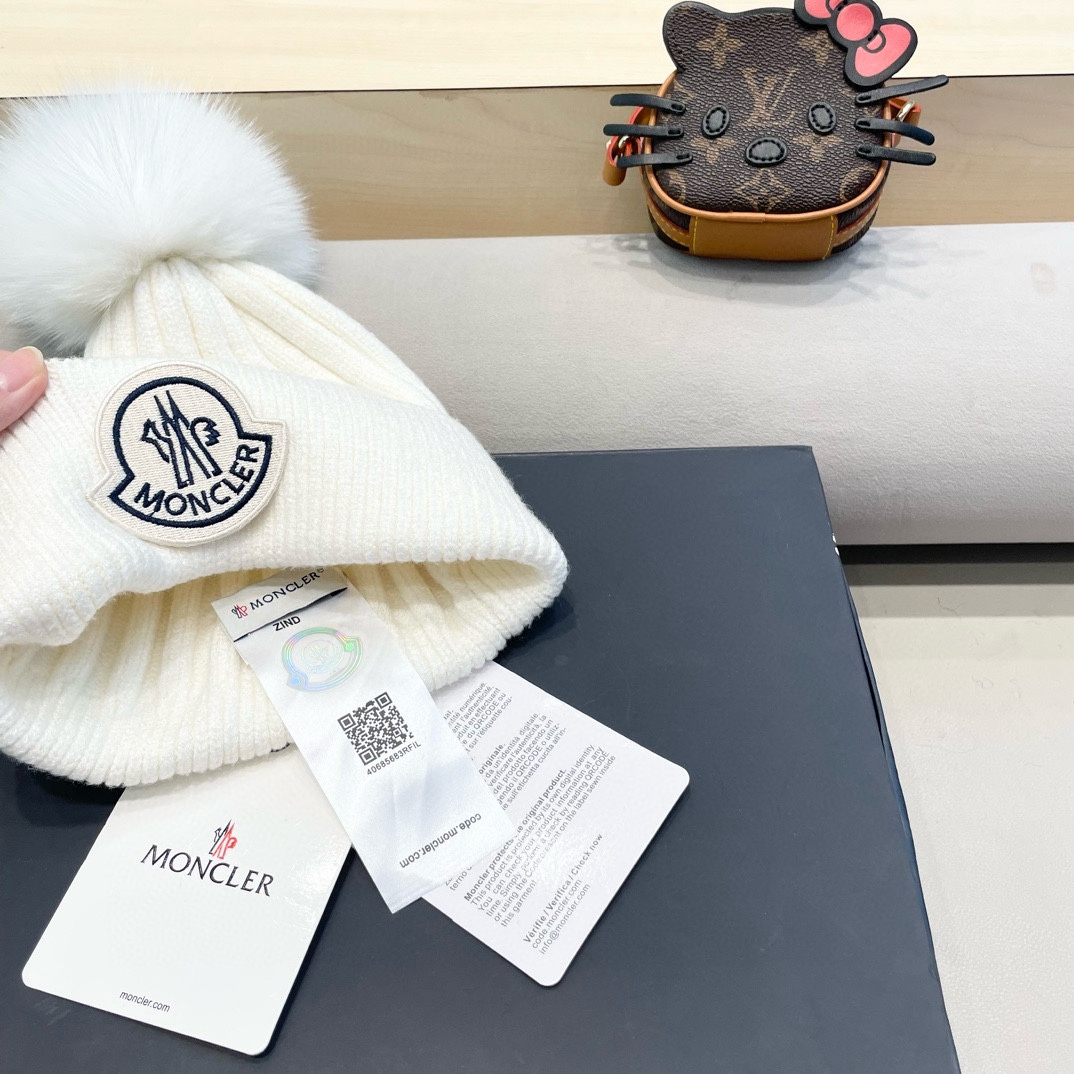  蒙口 带球针织毛线帽！小姐姐的冬日最爱～随便搭配什么衣服都好看！又减龄又显可爱的一款～颜色很多，随心百