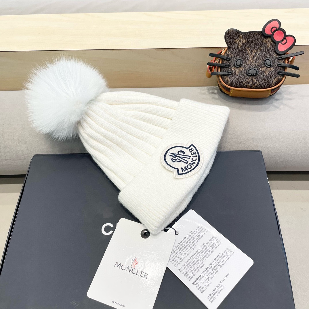  蒙口 带球针织毛线帽！小姐姐的冬日最爱～随便搭配什么衣服都好看！又减龄又显可爱的一款～颜色很多，随心百