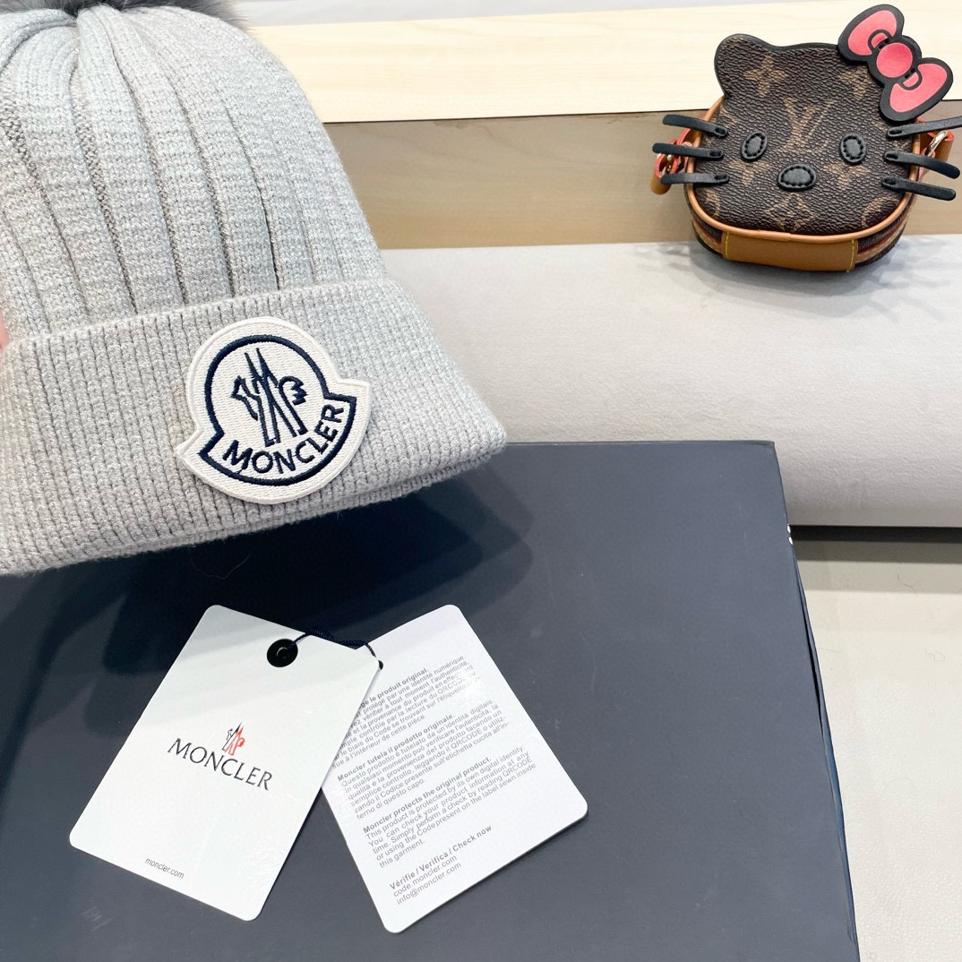  蒙口 带球针织毛线帽！小姐姐的冬日最爱～随便搭配什么衣服都好看！又减龄又显可爱的一款～颜色很多，随心百