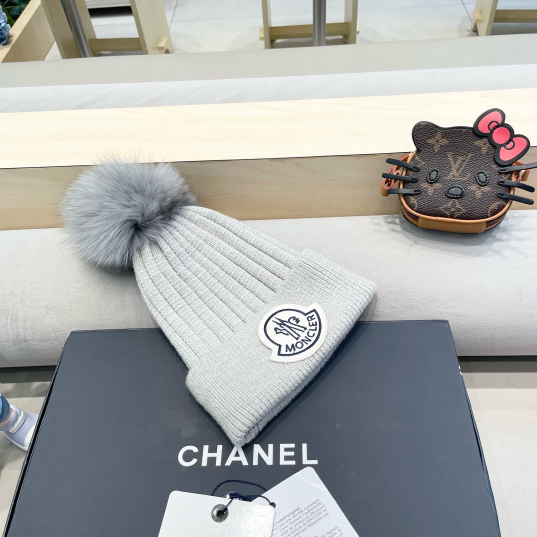  蒙口 带球针织毛线帽！小姐姐的冬日最爱～随便搭配什么衣服都好看！又减龄又显可爱的一款～颜色很多，随心百