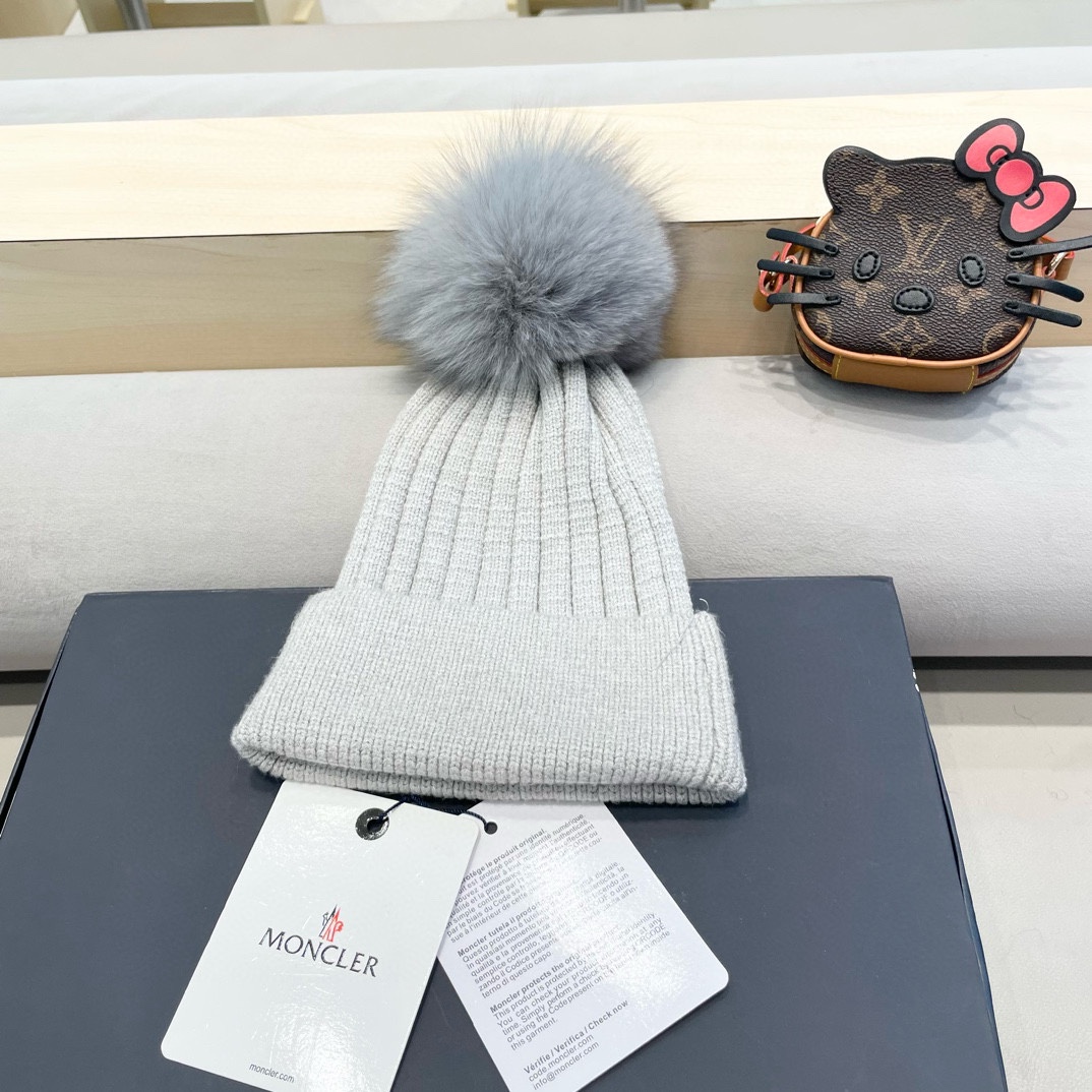  蒙口 带球针织毛线帽！小姐姐的冬日最爱～随便搭配什么衣服都好看！又减龄又显可爱的一款～颜色很多，随心百