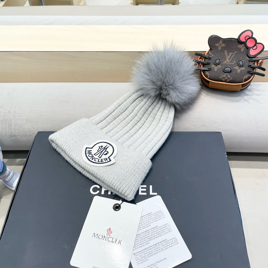  蒙口 带球针织毛线帽！小姐姐的冬日最爱～随便搭配什么衣服都好看！又减龄又显可爱的一款～颜色很多，随心百