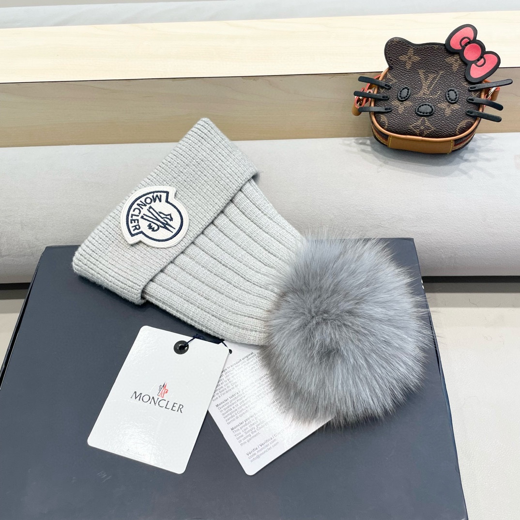  蒙口 带球针织毛线帽！小姐姐的冬日最爱～随便搭配什么衣服都好看！又减龄又显可爱的一款～颜色很多，随心百