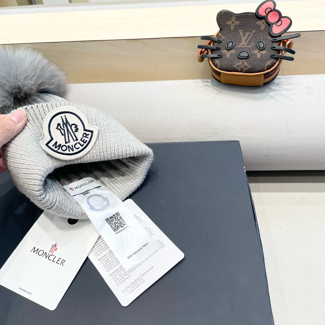  蒙口 带球针织毛线帽！小姐姐的冬日最爱～随便搭配什么衣服都好看！又减龄又显可爱的一款～颜色很多，随心百