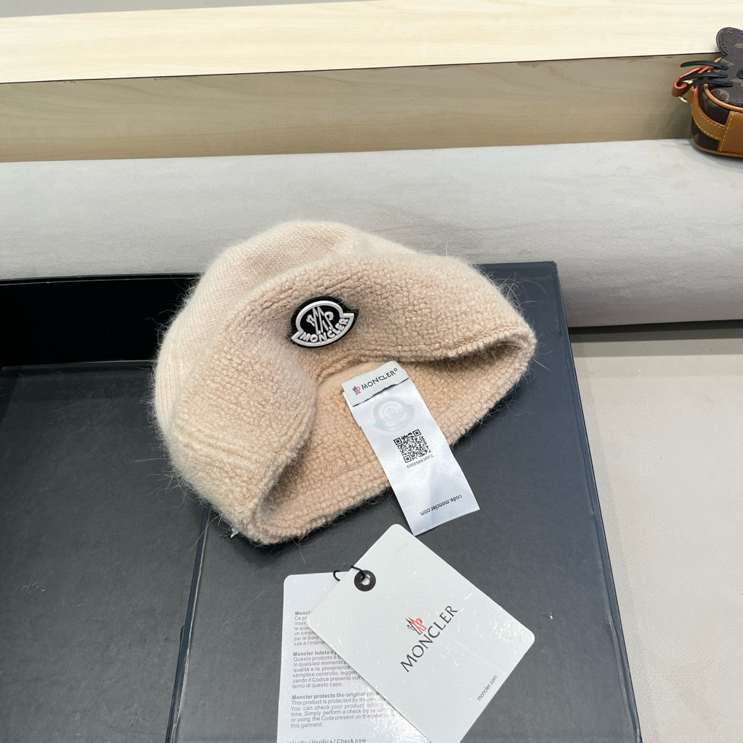  蒙口。经典毛线针织帽子！小姐姐的冬日最爱～随便搭配什么衣服都好看！又减龄又显可爱的一款～颜色很多，随心