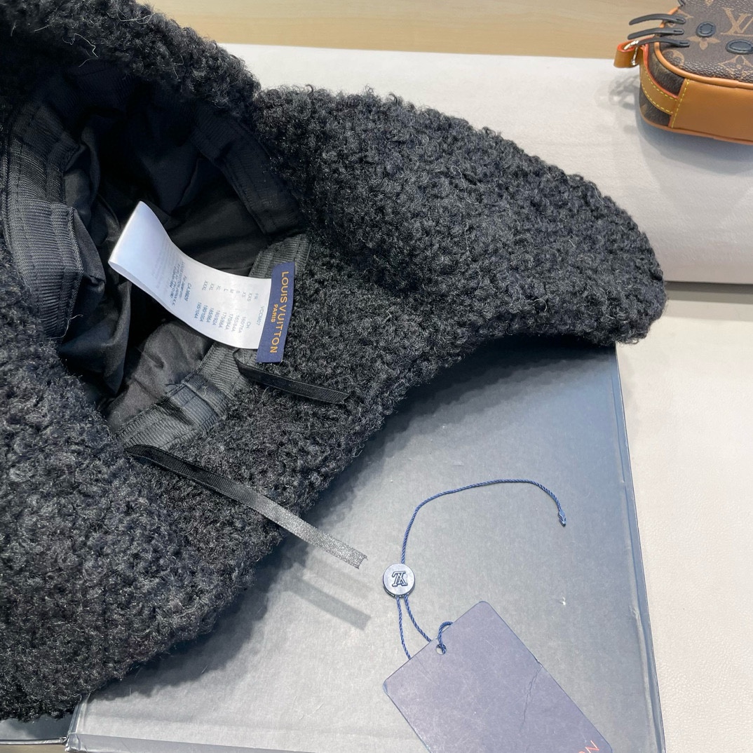  上新！路易威登 LouisVuitton羊羔毛雷锋帽女冬季加绒保暖防寒时尚包头帽围脖一体骑行护耳帽潮