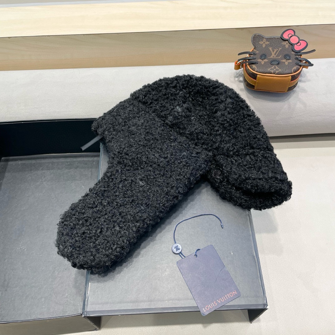  上新！路易威登 LouisVuitton羊羔毛雷锋帽女冬季加绒保暖防寒时尚包头帽围脖一体骑行护耳帽潮