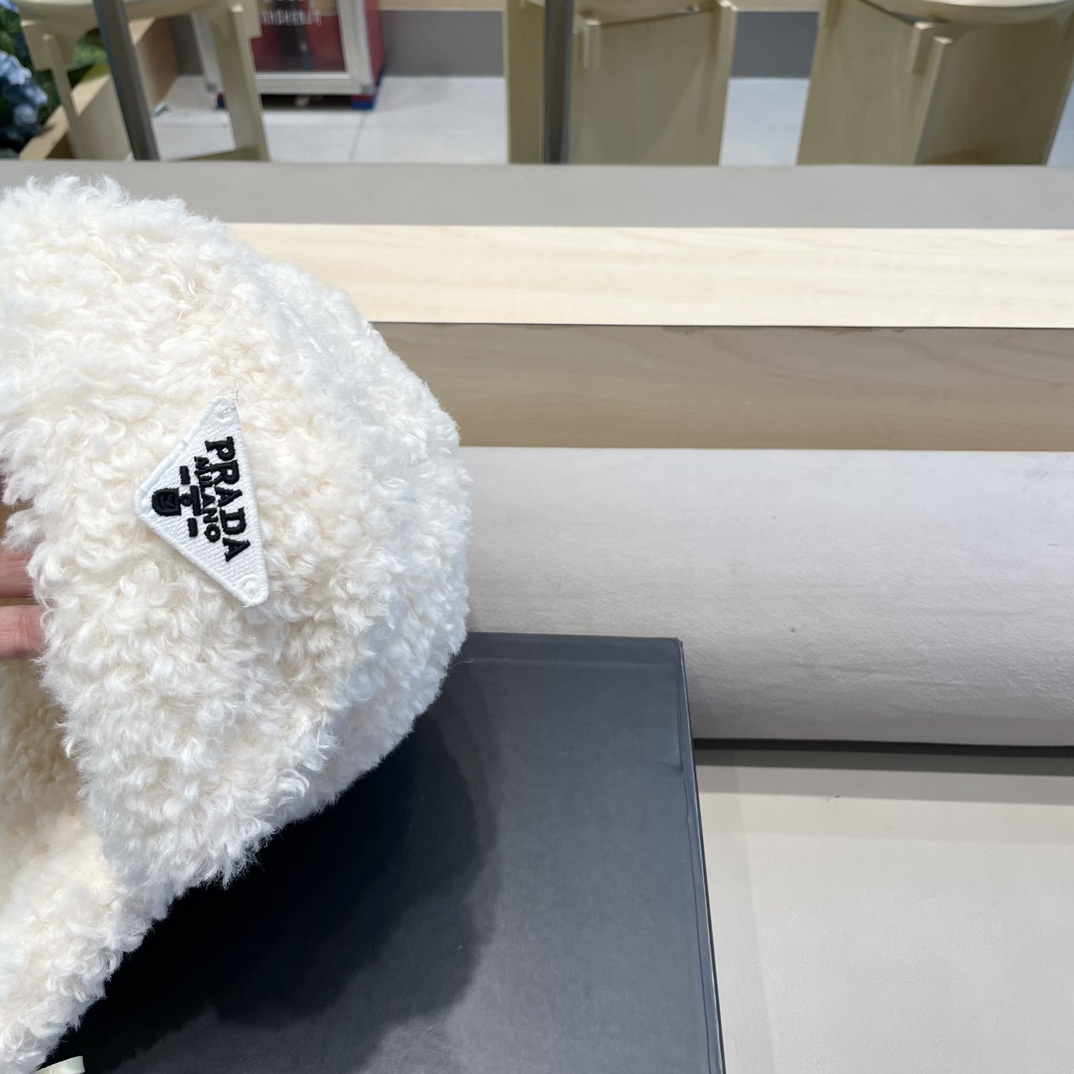  普拉达Prada羊羔毛护耳帽子雷锋帽保暖飞行帽子女秋冬高级感2024新款滑雪帽潮