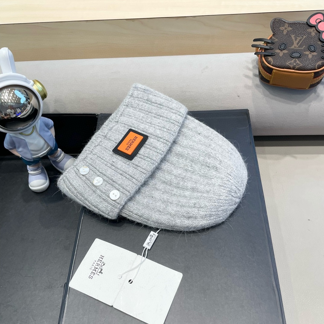爱马仕Hermes设计师联名款破洞纽扣毛线帽保暖护耳帽百搭针织帽