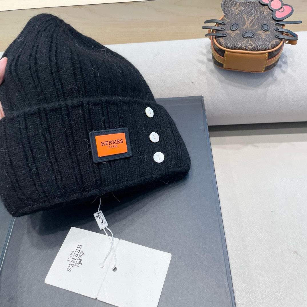 爱马仕Hermes设计师联名款破洞纽扣毛线帽保暖护耳帽百搭针织帽