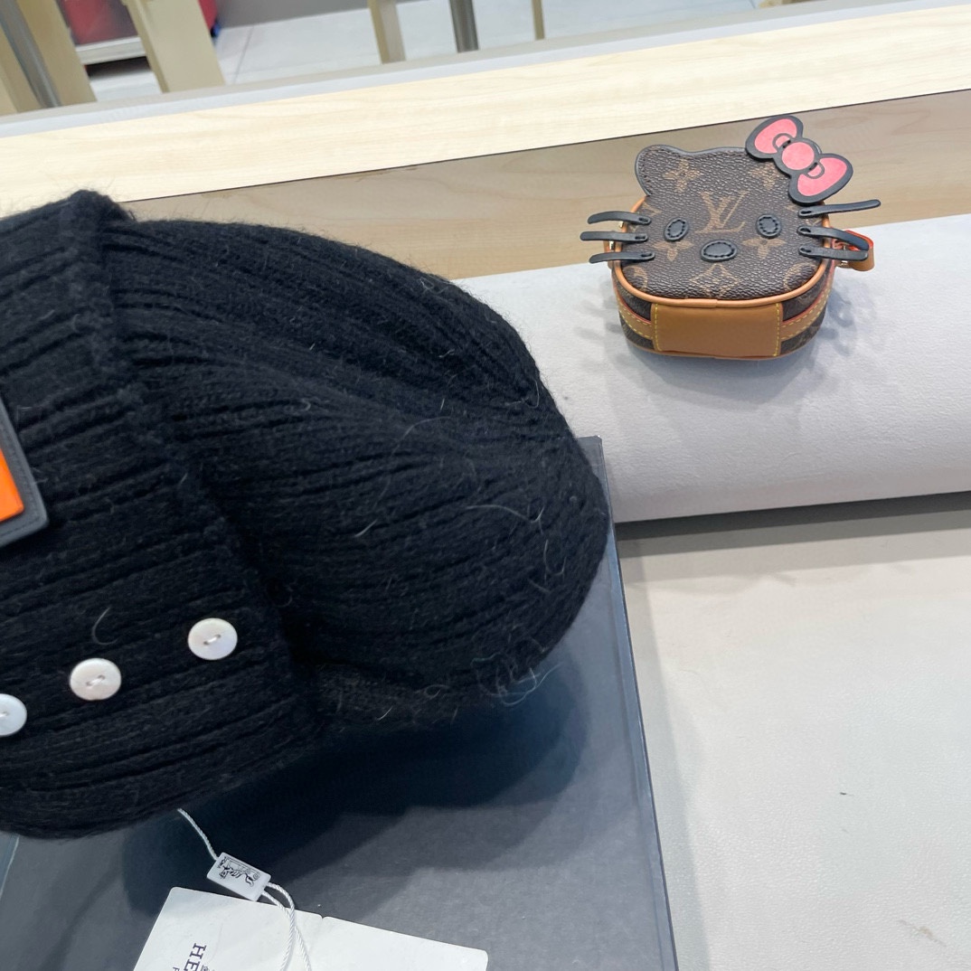 爱马仕Hermes设计师联名款破洞纽扣毛线帽保暖护耳帽百搭针织帽