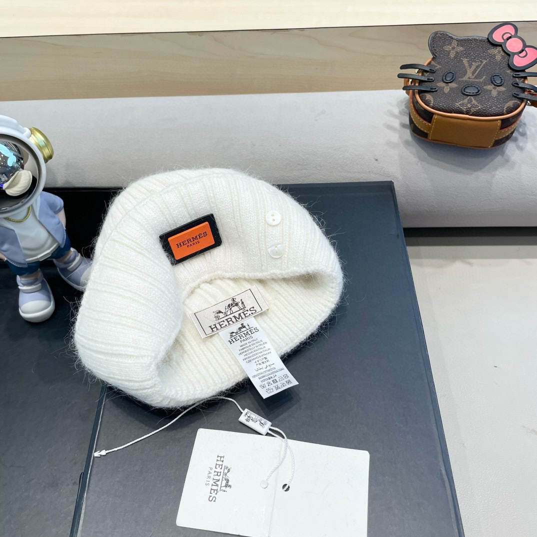 爱马仕Hermes设计师联名款破洞纽扣毛线帽保暖护耳帽百搭针织帽