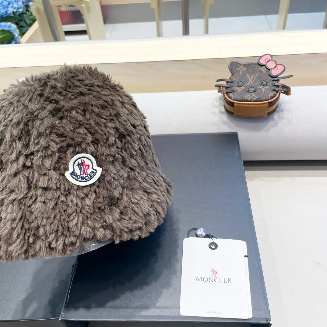 moncler毛绒渔夫帽女秋冬季保暖包头显脸小复古白色毛毛帽子大头围针织帽