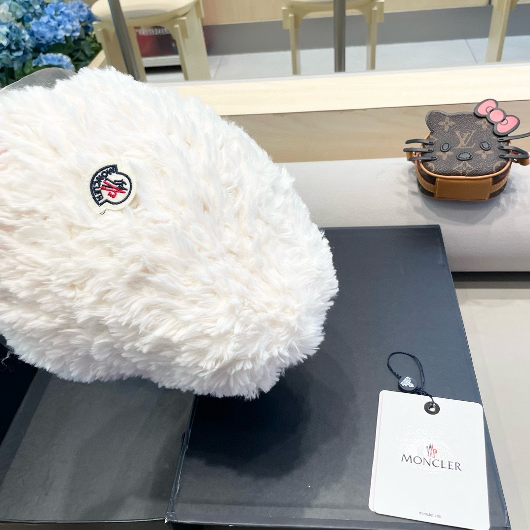 moncler毛绒渔夫帽女秋冬季保暖包头显脸小复古白色毛毛帽子大头围针织帽