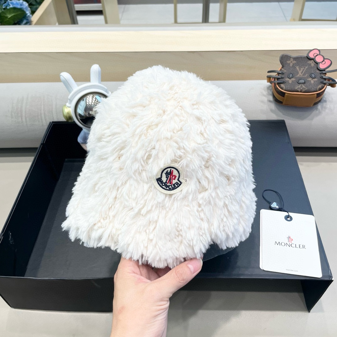 moncler毛绒渔夫帽女秋冬季保暖包头显脸小复古白色毛毛帽子大头围针织帽