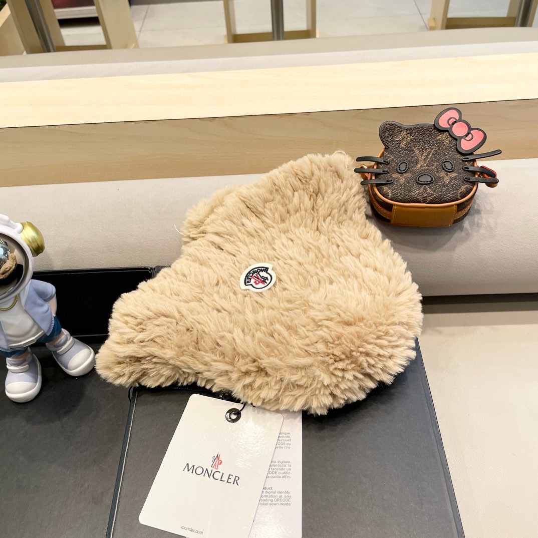moncler毛绒渔夫帽女秋冬季保暖包头显脸小复古白色毛毛帽子大头围针织帽