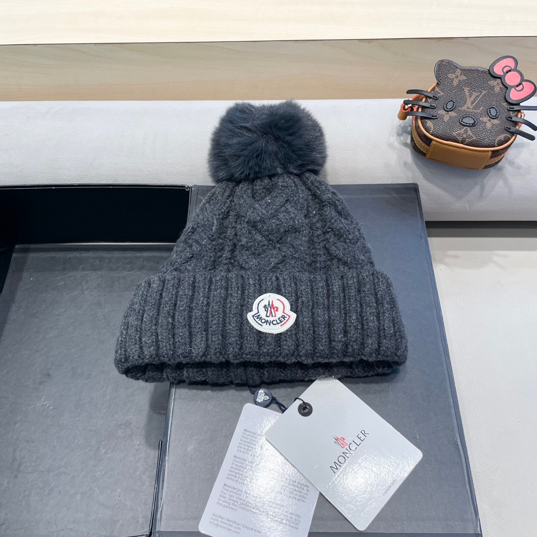 MONCLER蒙口简约纯色卷边麻花配毛球造型防寒保暖针织帽男女休闲护耳包头毛线帽