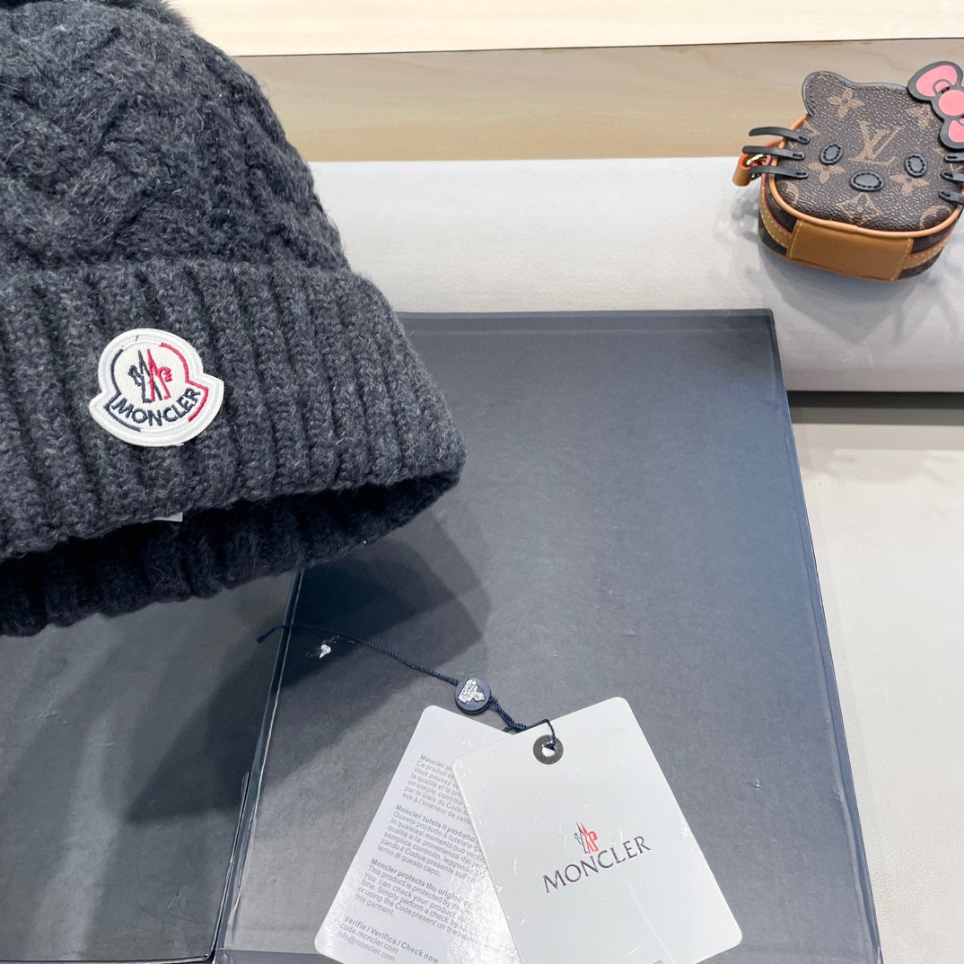 MONCLER蒙口简约纯色卷边麻花配毛球造型防寒保暖针织帽男女休闲护耳包头毛线帽
