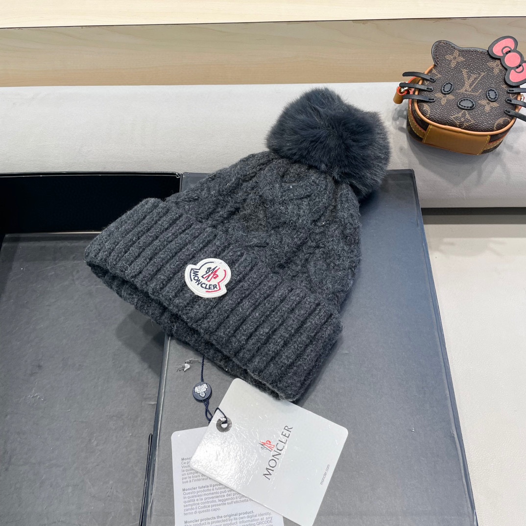 MONCLER蒙口简约纯色卷边麻花配毛球造型防寒保暖针织帽男女休闲护耳包头毛线帽
