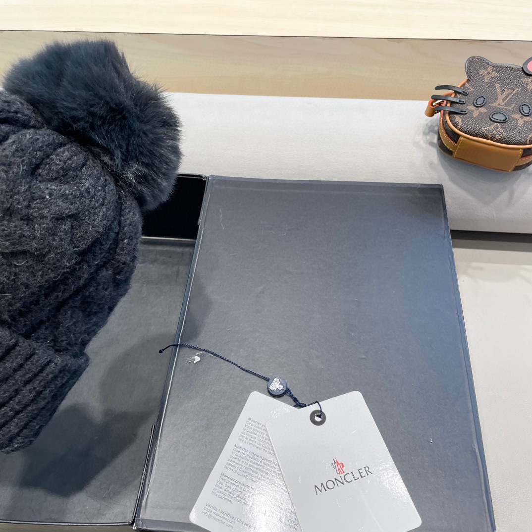 MONCLER蒙口简约纯色卷边麻花配毛球造型防寒保暖针织帽男女休闲护耳包头毛线帽