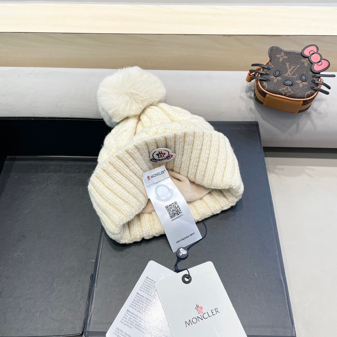 MONCLER蒙口简约纯色卷边麻花配毛球造型防寒保暖针织帽男女休闲护耳包头毛线帽
