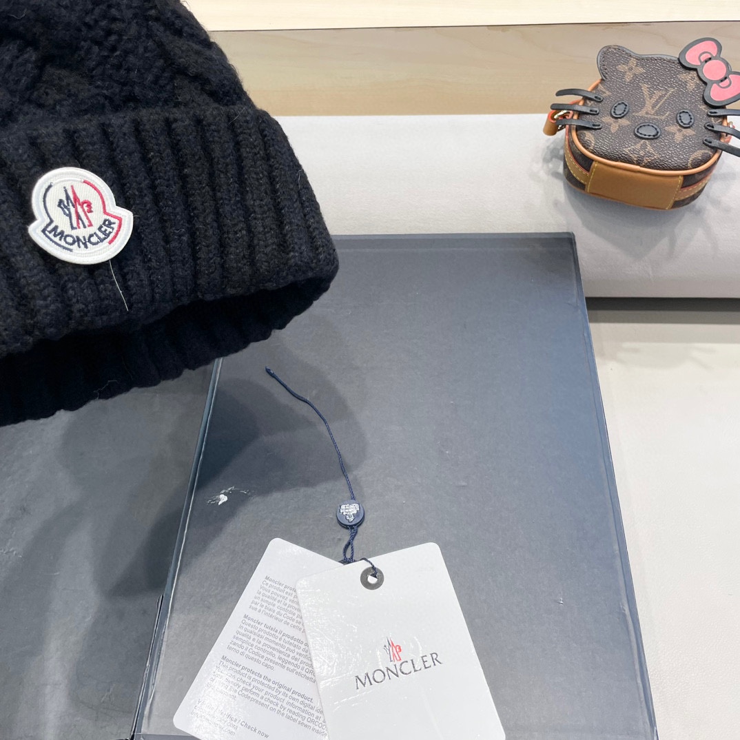 MONCLER蒙口简约纯色卷边麻花配毛球造型防寒保暖针织帽男女休闲护耳包头毛线帽