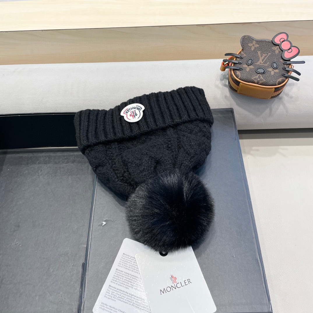 MONCLER蒙口简约纯色卷边麻花配毛球造型防寒保暖针织帽男女休闲护耳包头毛线帽