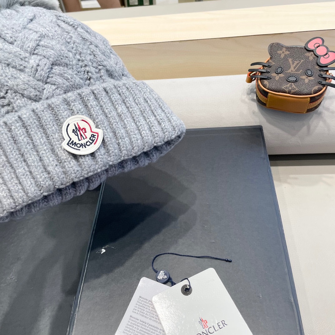 MONCLER蒙口简约纯色卷边麻花配毛球造型防寒保暖针织帽男女休闲护耳包头毛线帽