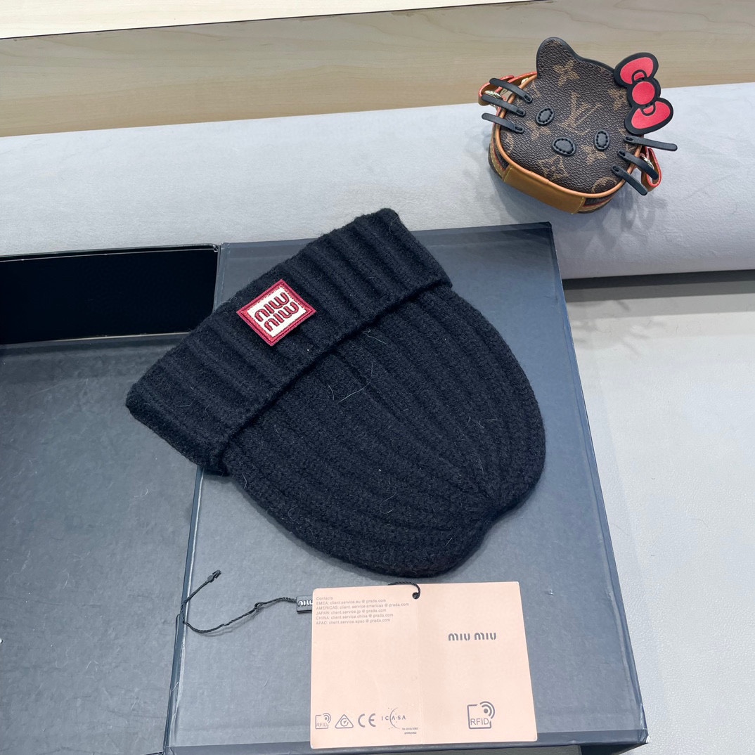 MIUMIU缪缪2024早秋简约针织毛线帽毛绒材质非常百搭