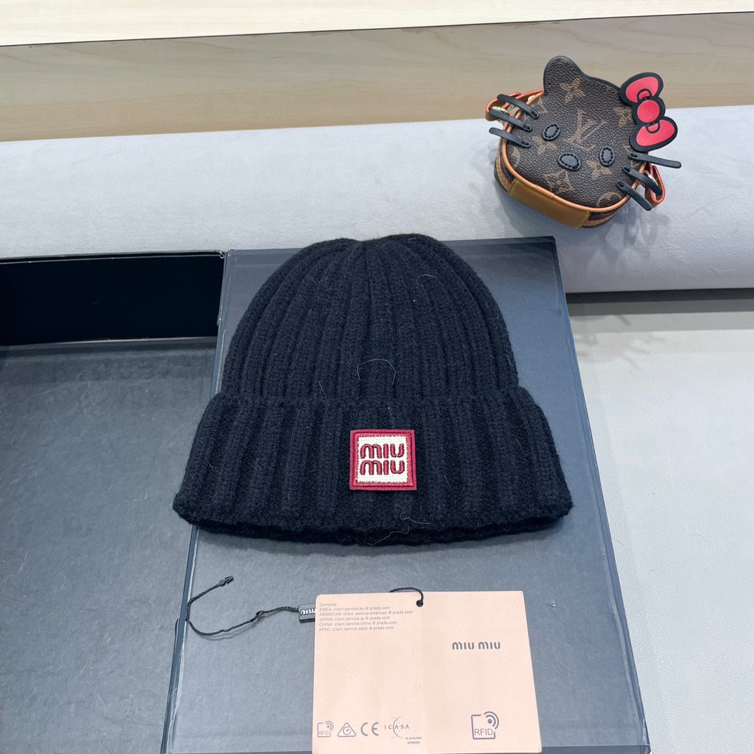 MIUMIU缪缪2024早秋简约针织毛线帽毛绒材质非常百搭