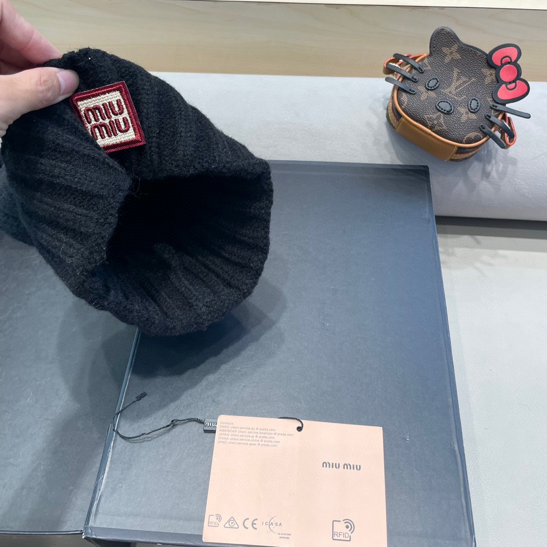 MIUMIU缪缪2024早秋简约针织毛线帽毛绒材质非常百搭